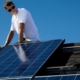 Installer ses panneaux solaires soi-même bonne ou mauvaise idée