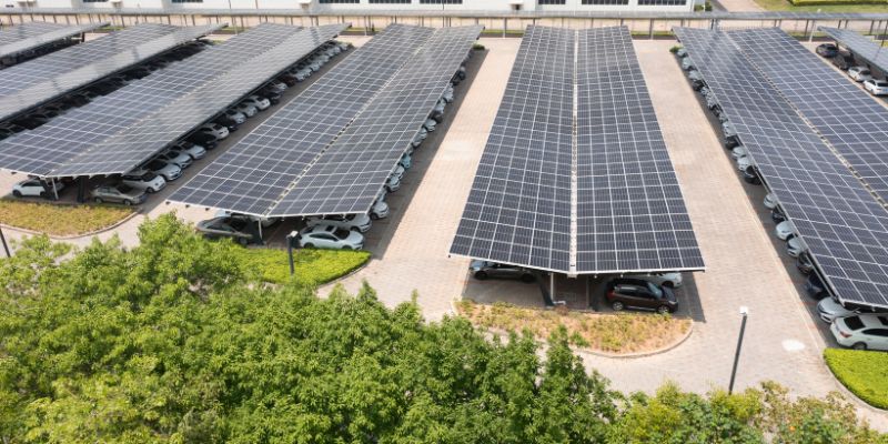 Les avantages des ombrières photovoltaïques pour les parkings professionnels